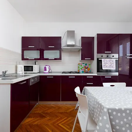 Апартаменти Ana With Terrace & Pet-friendly Пореч
