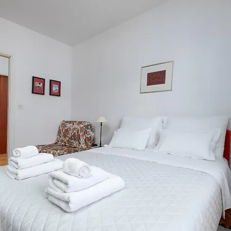 Апартаменти Ana With Terrace & Pet-friendly