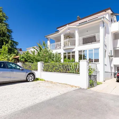 Ana With Terrace & Pet-friendly