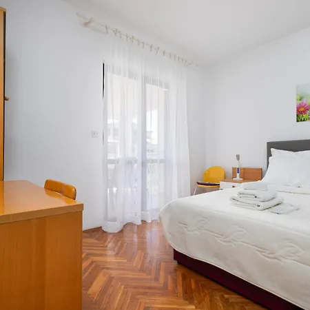 Apartamento Ana With Terrace & Pet-friendly *