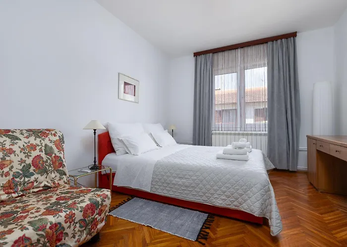 Ana With Terrace & Pet-friendly *